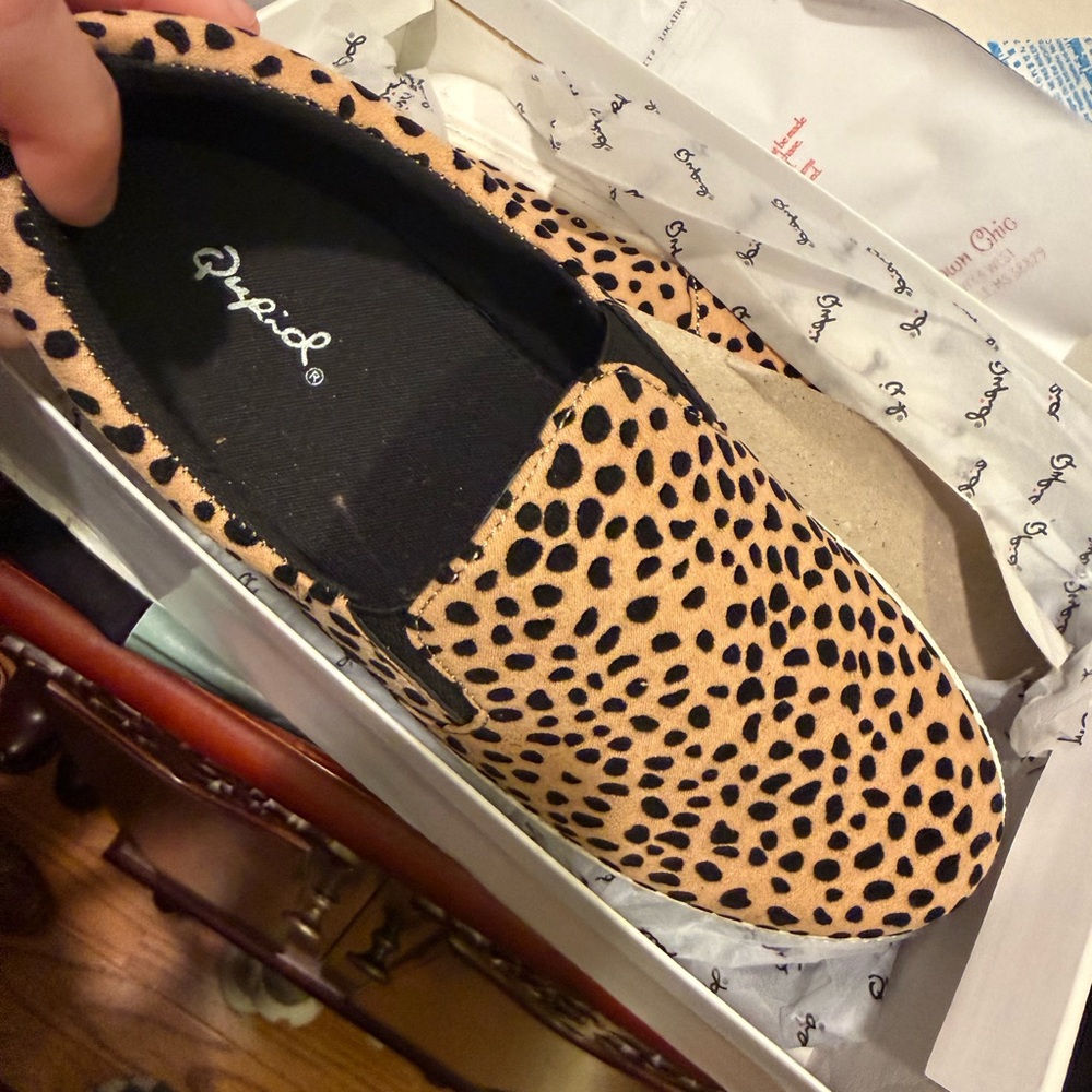 Qupid Women's Tan and Black Spotted Loafers